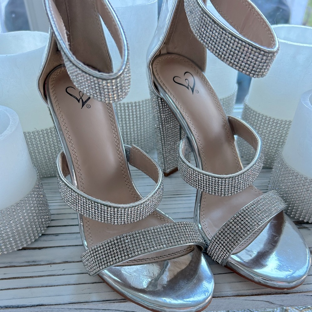 Beautiful Windsor Rhinestone studded Heels size 7 1/2